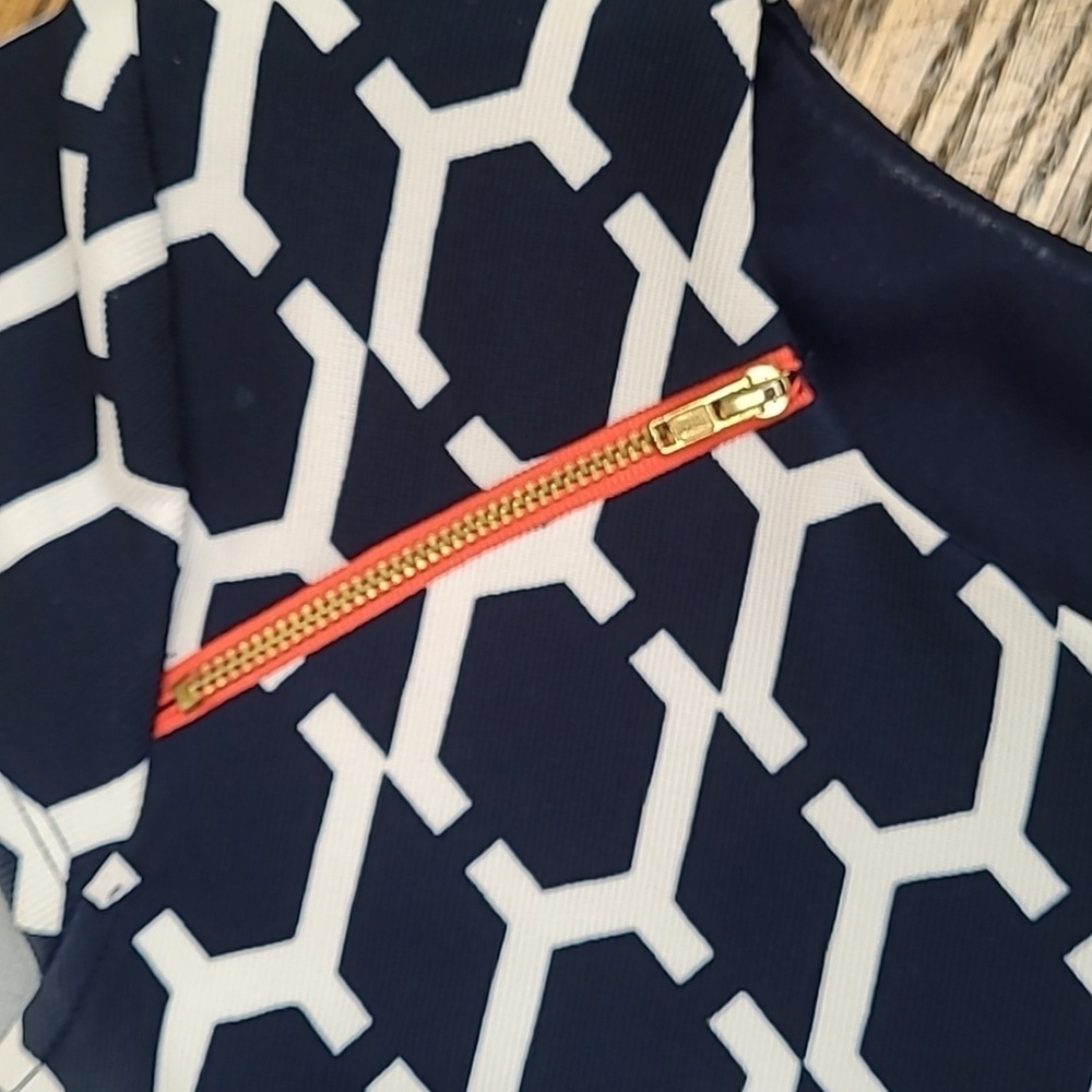 Madison Leigh geometric cap sleeve shift dress - Picture 3 of 5